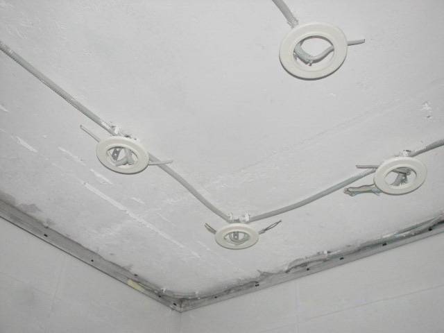 Установка точечных светильников в потолок