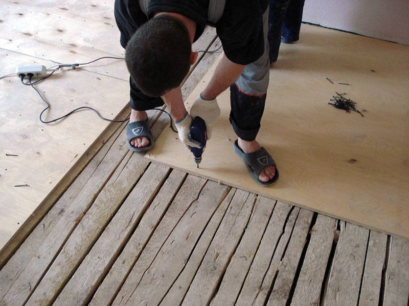 Чем и как правильно приклеить фанеру к бетонному полу
