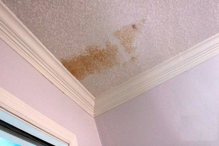 Причины появления бликов на потолке и как от них избавиться