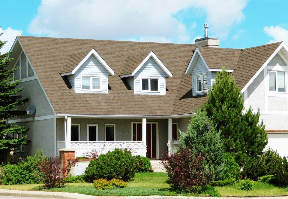 Разновидности крыш жилых домов: односкатная, двускатная, вальмовая, купольная, щипцовая