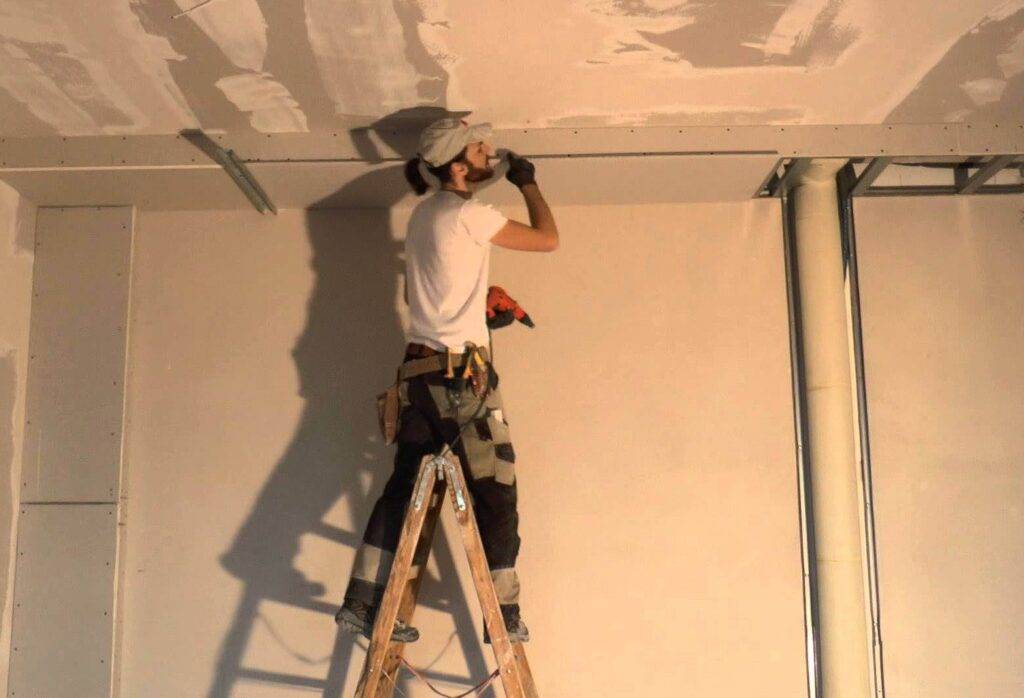 Монтаж гипсокартона на потолок: инструкция по установке каркаса своими руками, видео и фото