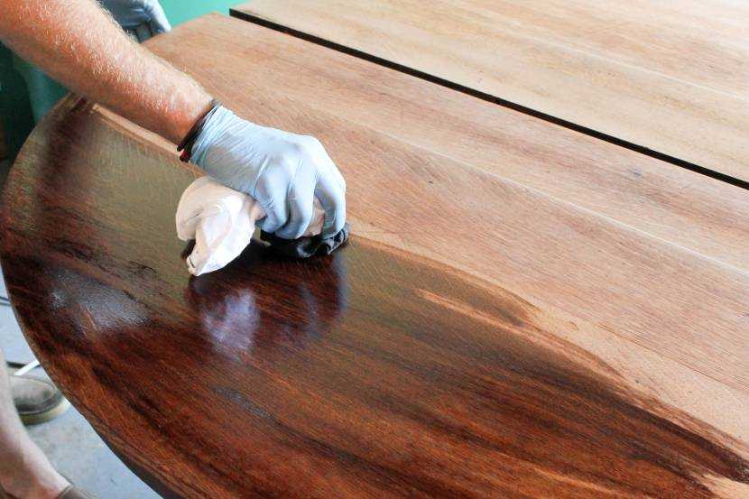 Покрытие деревянного стола лаком: рекомендации специалистов