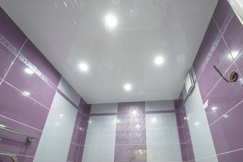 Можно ли делать в ванной комнате натяжной потолок — какой лучше, плюсы и минусы (видео, фото)