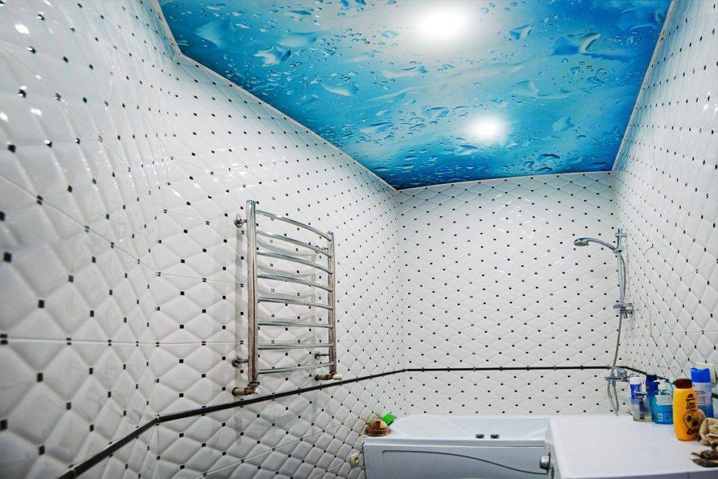 Какой натяжной потолок выбрать для ванной комнаты домой