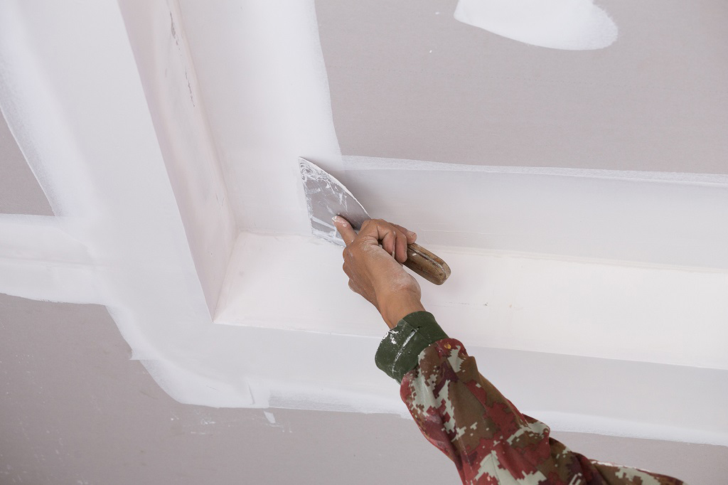 Нанесение шпатлевки на потолок - пошаговая инструкция