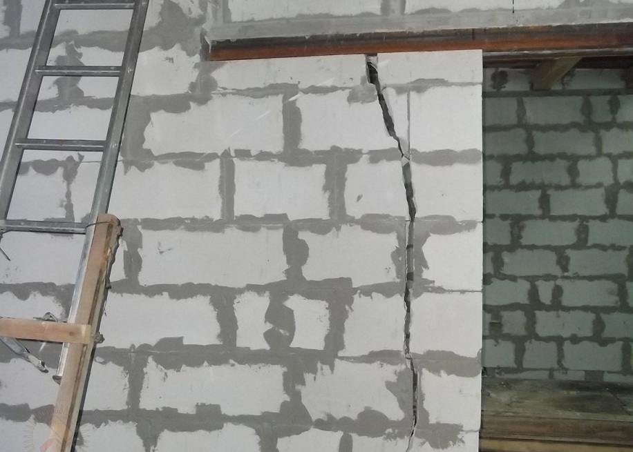 Трещины в газобетонных стенах: почему возникают, причины появления горизонтальных, вертикальных дефектов, что делать для устранения, методы ремонта газобетона