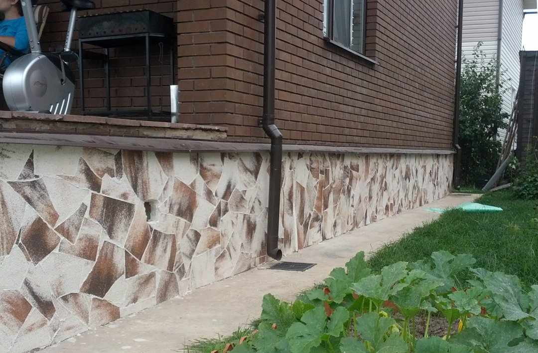 Отделка цоколя частного дома штукатуркой, под камень, сайдингом, профлистом