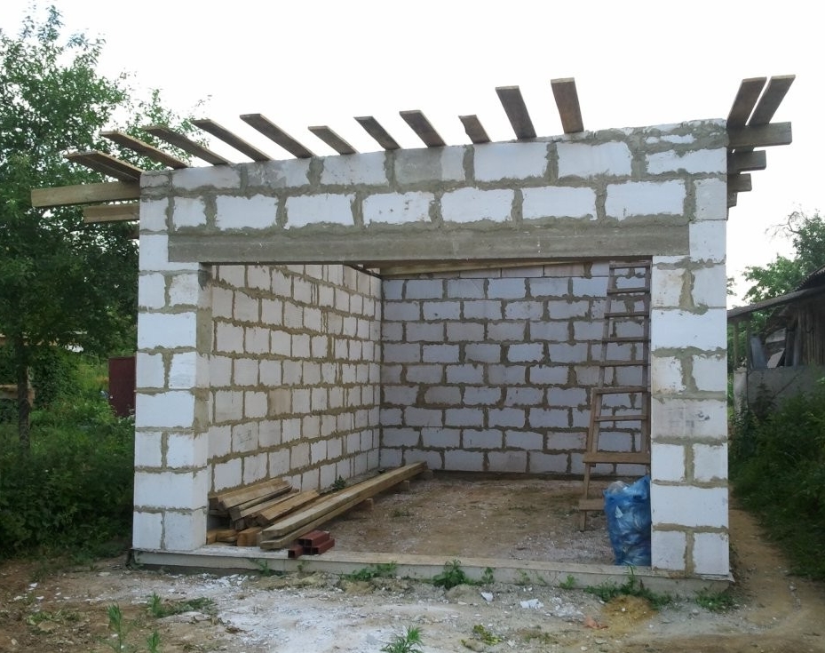 Строительство стен гаража и сарая из бетонных блоков