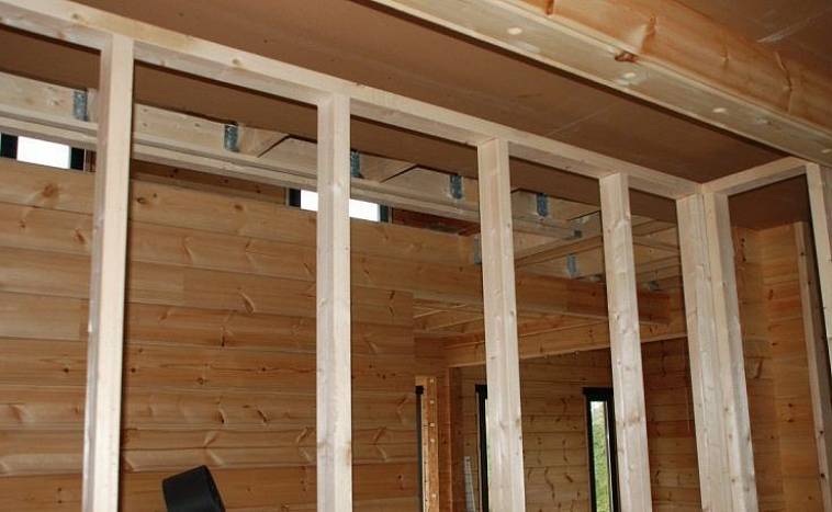 Перегородка из бруса: подходит ли для межкомнатных стен, как сделать деревянную конструкцию в квартире или доме своими руками