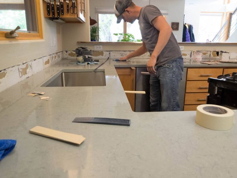 Кухонная столешница: виды и формы столешниц на кухне. преимущества и недостатки разных материалов. цветовая палитра кухонных столешниц (фото + видео)