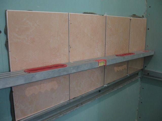 Укладка керамической плитки на гипсокартон в ванной комнате. особенности технологии и этапы монтажа