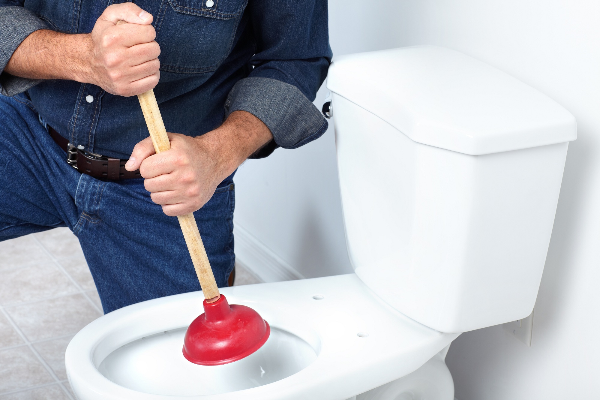 Забился унитаз: как прочистить самостоятельно, как устранить засор, что делать в домашних условиях