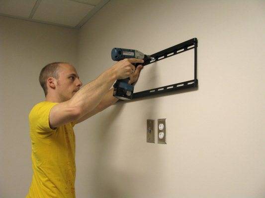 Как закрепить телевизор на стене из гипсокартона