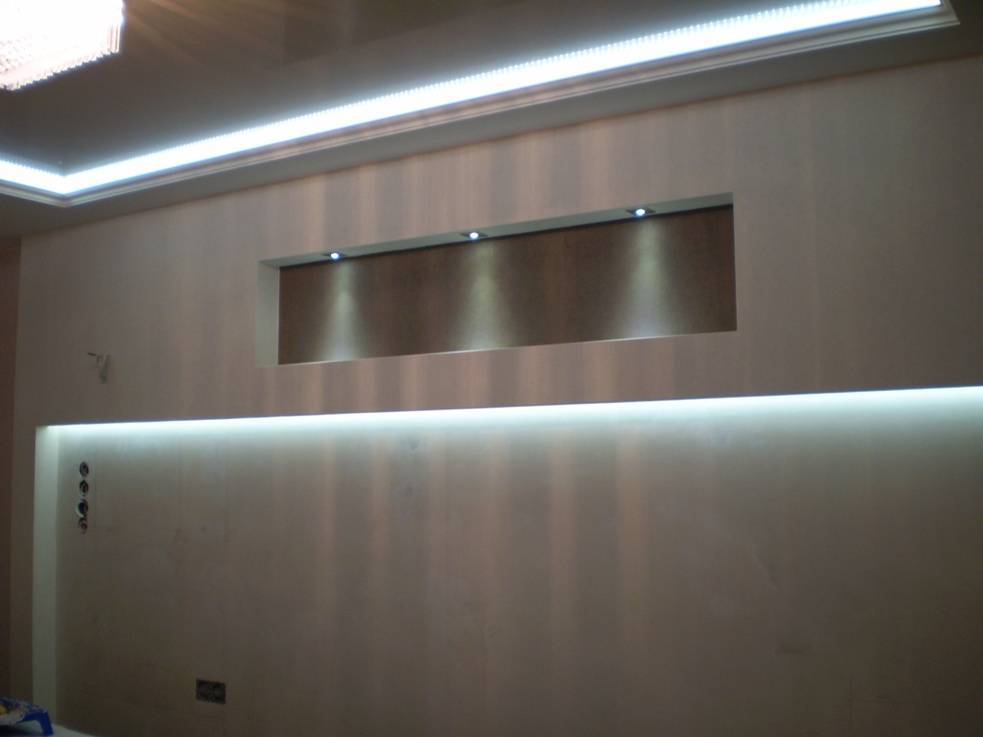 Короб из гипсокартона на потолке с подсветкой