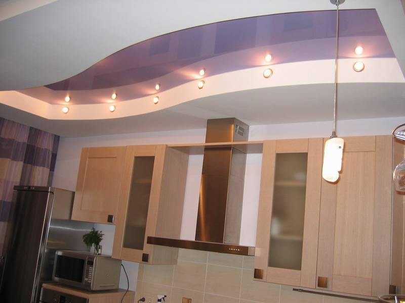 Дизайны подвесного потолка для кухни