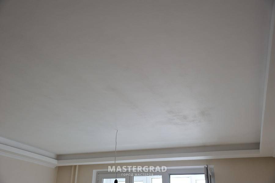 Пятна на потолке после покраски: причины
