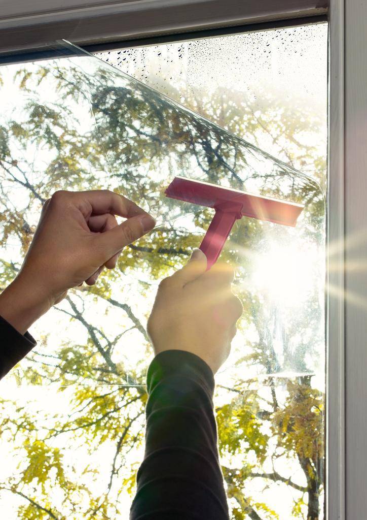 Как клеить пленку на окна: солнцезащитное, тонировочное, зеркальное, витражное и другие покрытия