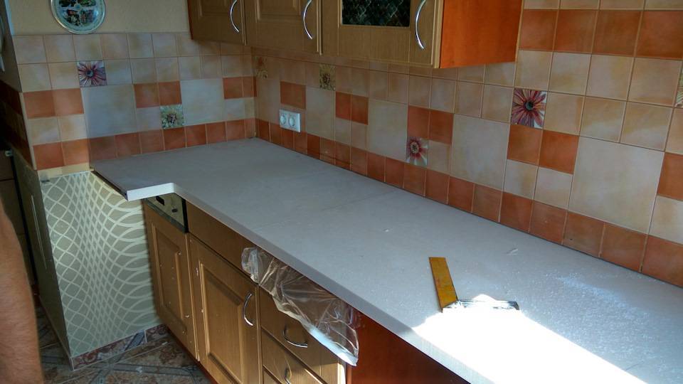Можно ли использовать обычный ламинат для отделки стен на кухне и почему?