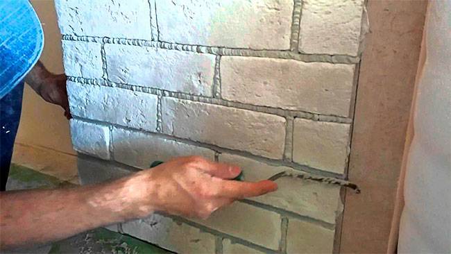 Гипсовая плитка под кирпич для внутренней отделки как положить декоративную плитку на стену, чем лучше приклеить кирпичики и какой монтаж камня наиболее быстрый