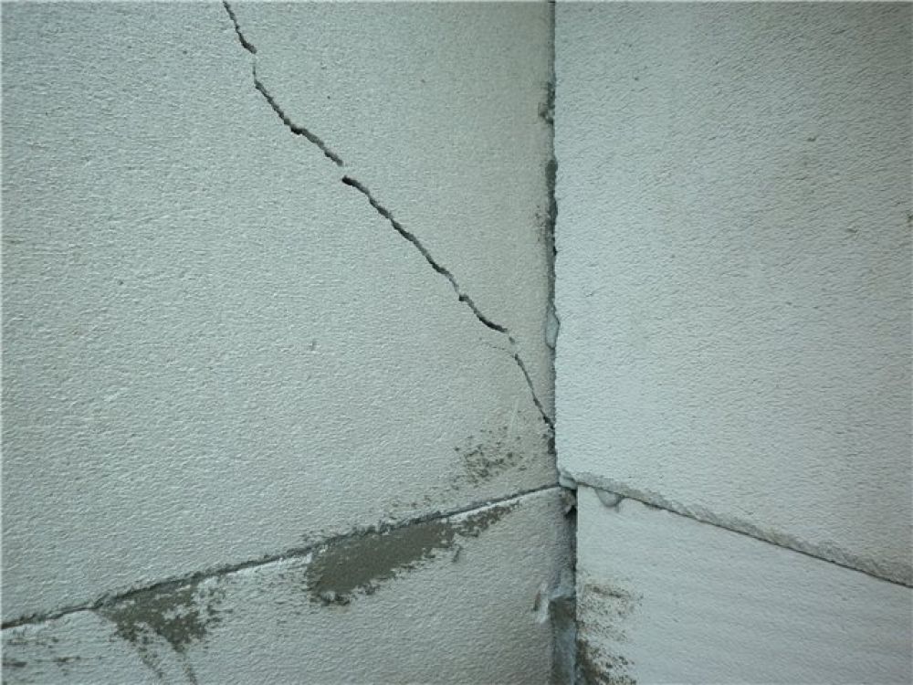 Горизонтальная трещина в стене из газоблоков
