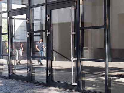 Алюминиевые двери: входные и внутренние - описание преимуществ