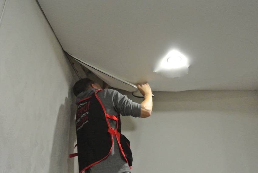 Установка точечных светильников в натяжной потолок видео | русский стартап