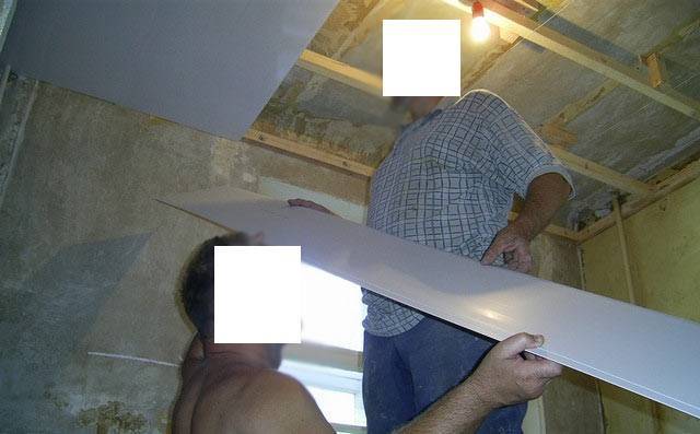 Как закрепить пластиковые панели на потолок из гипсокартона