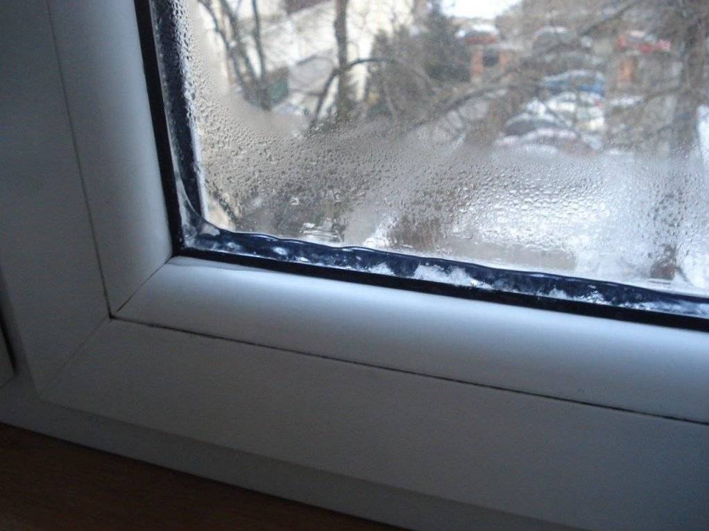 Почему потеют пластиковые окна в квартире изнутри и как с этим бороться?