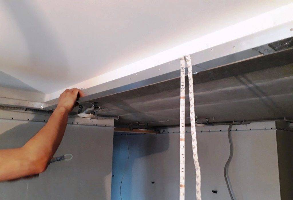 Гипсокартонный потолок с подсветкой: как сделать монтаж, инструкция по установке своими руками