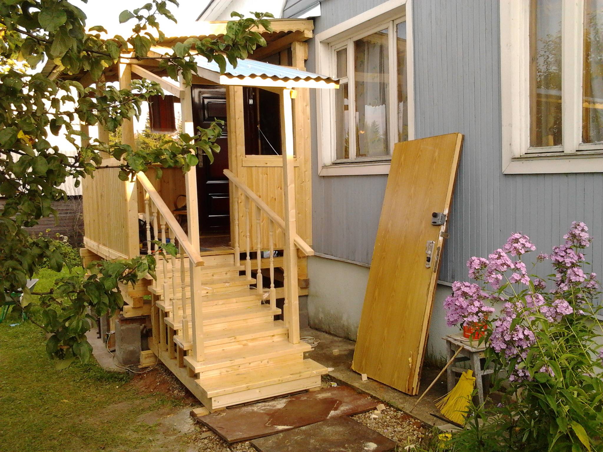 Крыльцо из дерева к частному дому, построенное своими руками: выбор конструкции и выполнение работ