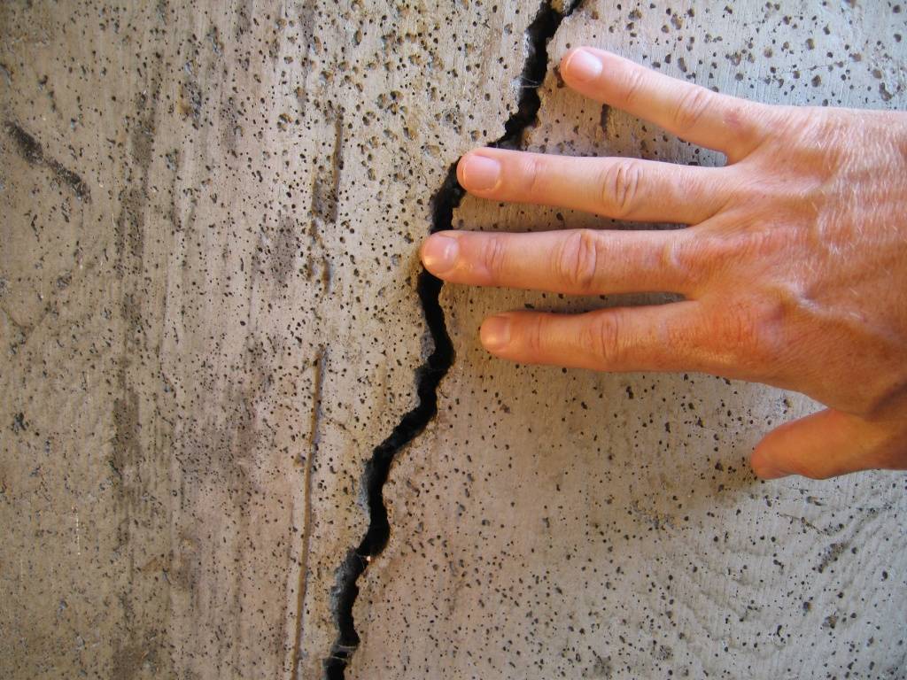 Дефекты фасада: основные виды повреждений и способы устранения