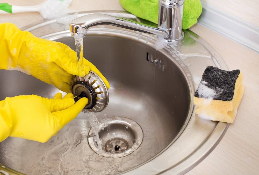Чем очистить канализационный слив в ванной и прочистить трубы в квартире