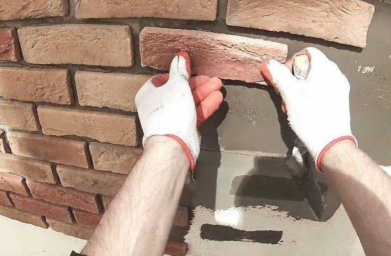 Поклейка гипсовой плитки под кирпич на стену: как выложить своими руками