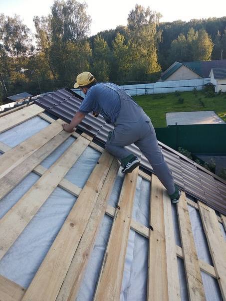 Строительство монтаж и профессиональный ремонт крыши частного дома.