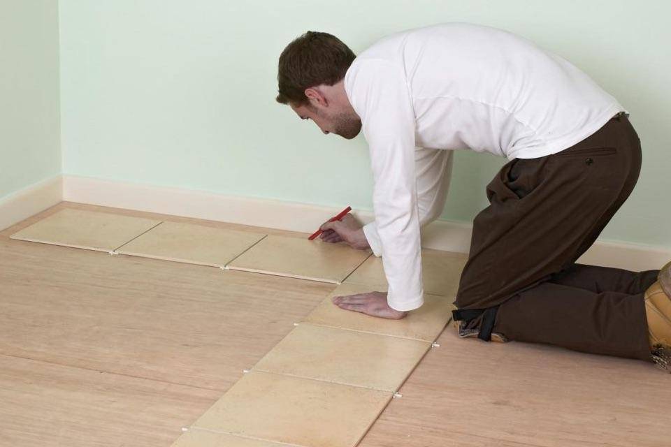 Ремонт в санузле: сколько сохнет плитка на полу, когда можно ходить