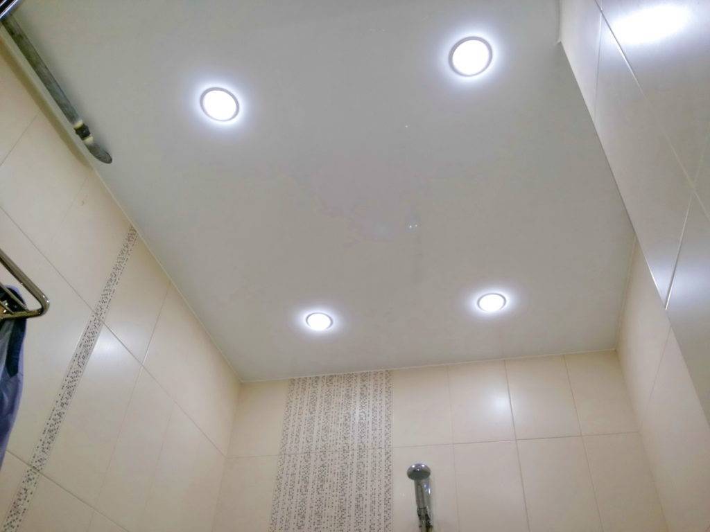 Натяжные потолки в спальне с точечными светильниками: фото дизайн