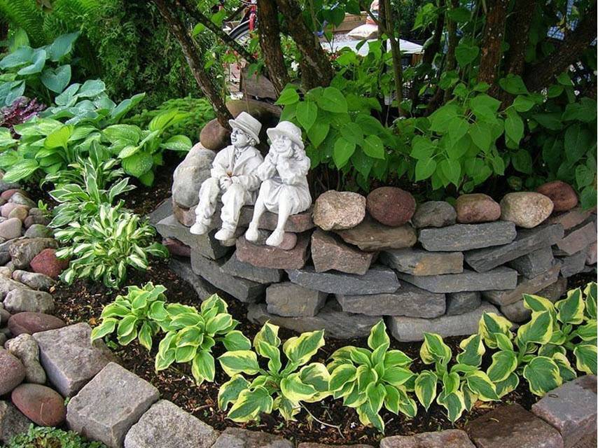 Как украсить камни в саду фото