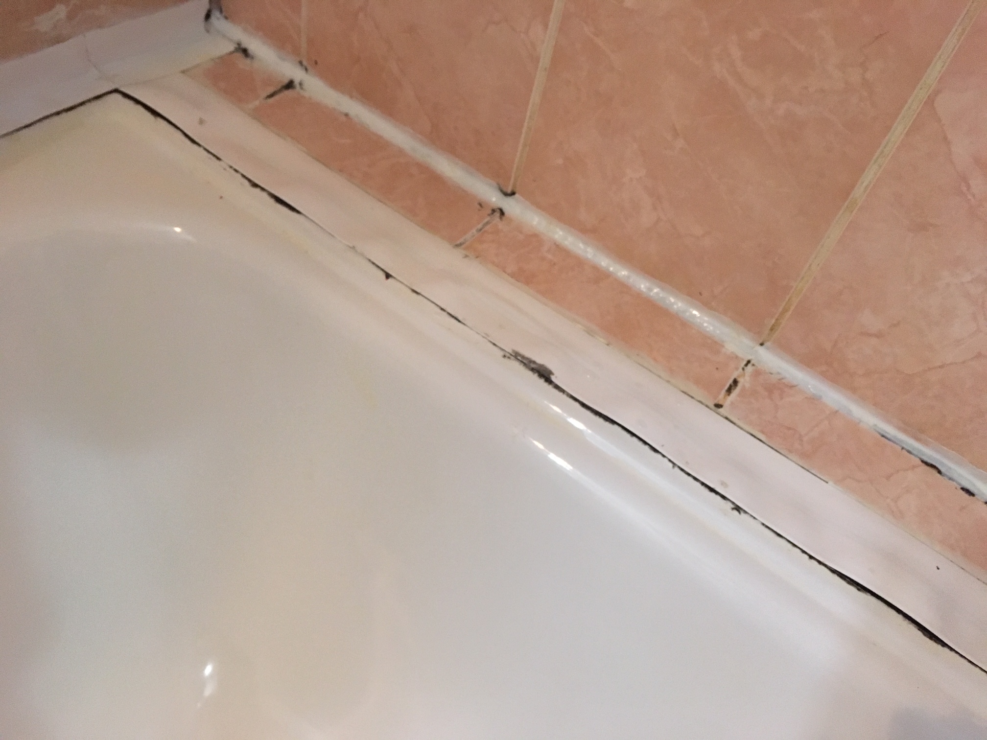 Как правильно заделать стык между ванной и стеной