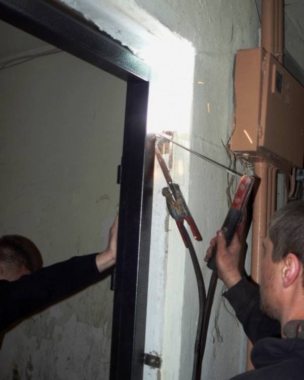 Установка металлической двери своими руками: инструкция по шагам, в кирпичном доме | ремонтсами! | информационный портал