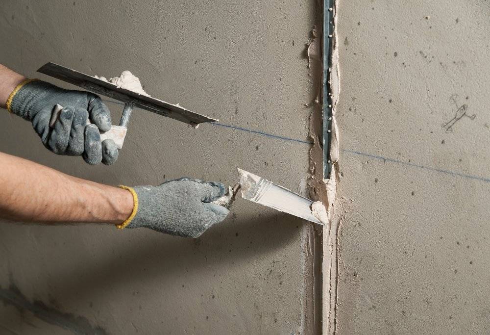 Чем и как шпаклевать стены после цементной штукатурки