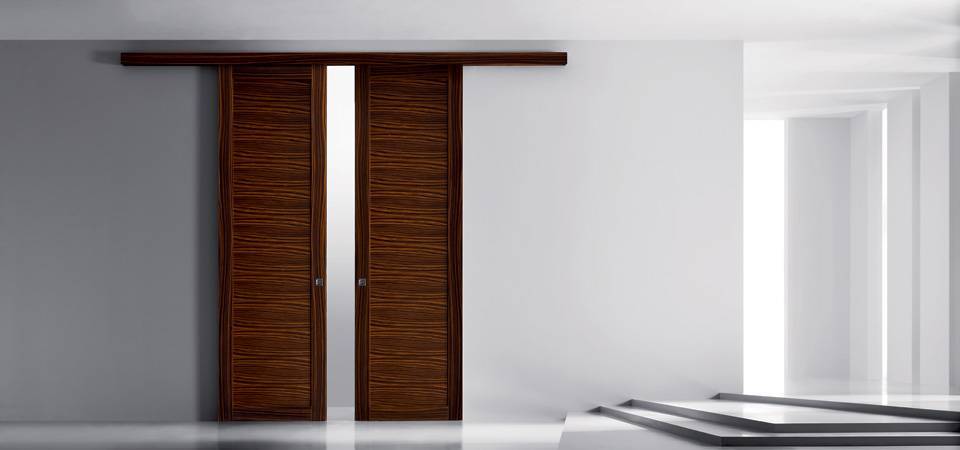 Раздвижная дверь в комнате: преимущества и особенности
