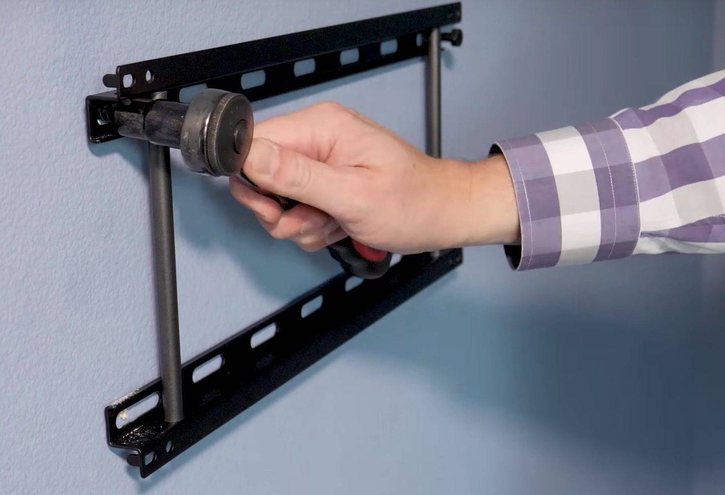Крепление для телевизора на стену: виды кронштейнов, как правильно повесить, изготовление самодельного крепежа