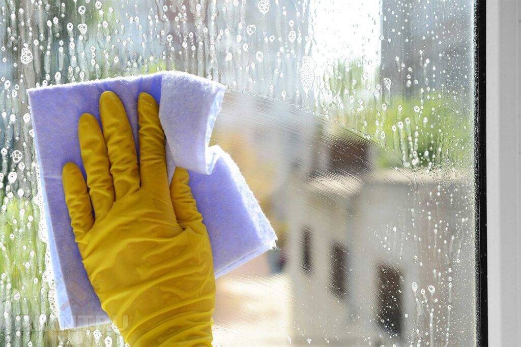 Какой тряпкой лучше мыть окна, чтобы не было разводов, без применения моющих средств: советы по выбору