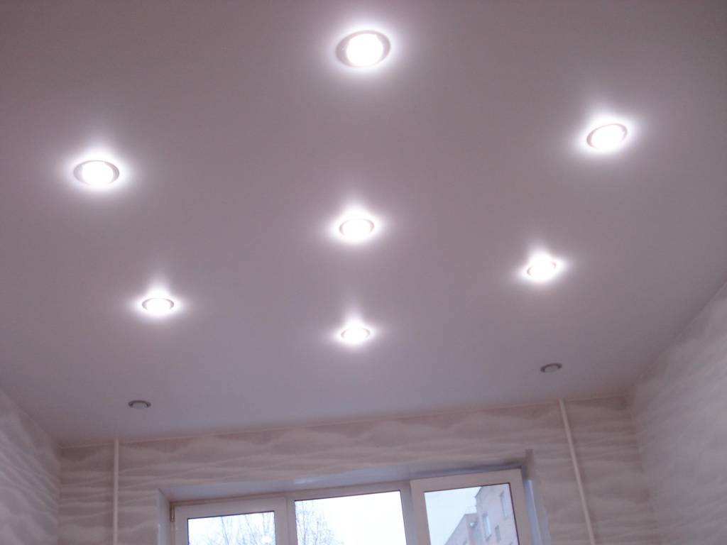 Как расположить светильники на натяжном потолке в разных помещениях