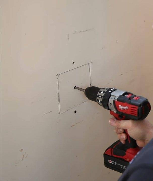 Дыра в гипсокартоне на стене — как заделать?