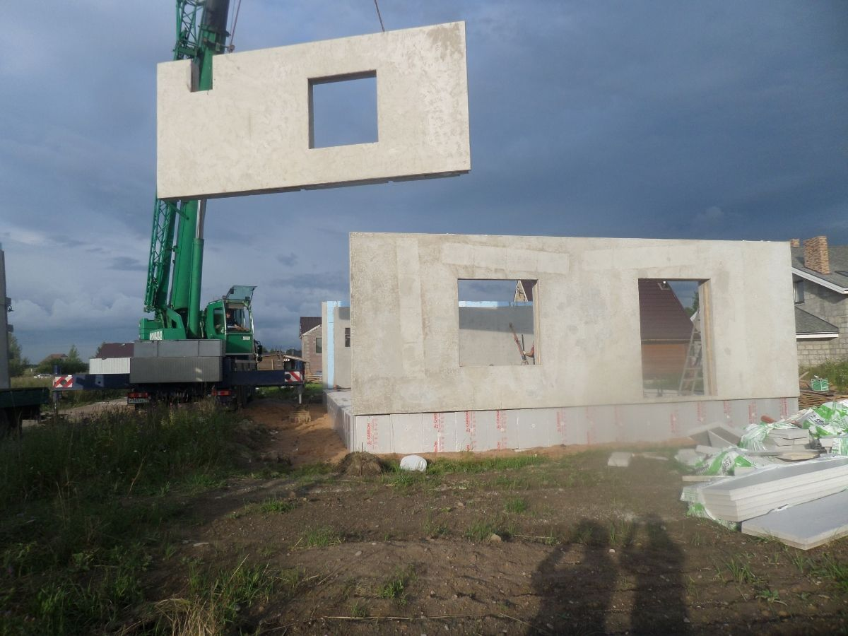 Особенности строительства стен дома из бетонных панелей, стоимость монтажа под ключ