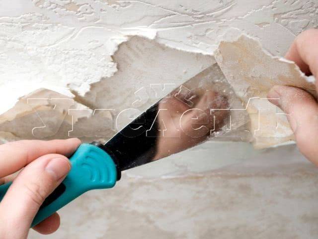 Как удалить со стен декоративную штукатурку. снимать старую штукатурку или нет?