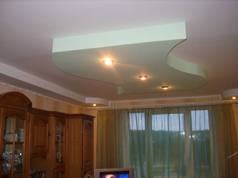 Различные варианты дизайна потолков из гипсокартона в зале