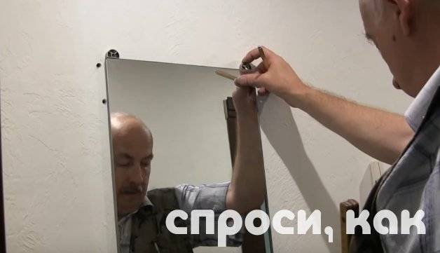 Как прикрепить зеркало на гипсокартонную стену