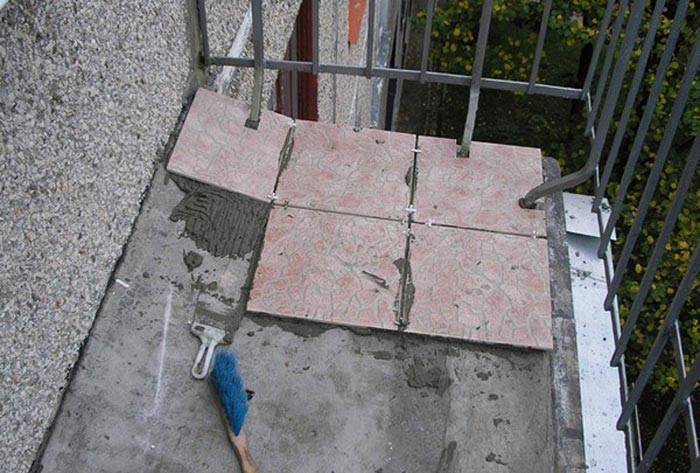 Как положить плитку на балконе своими руками, материалы и инструкции